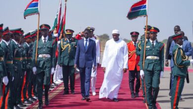 Le Président Bassirou Diomaye Faye accueilli à Banjul par son homologue Adama Barrow