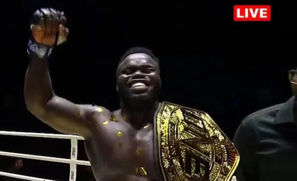 Reug Reug sacré champion du monde des poids lourds ONE Championship