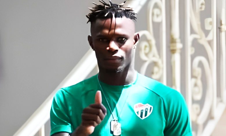 Stéphane Badji revient au pays et signe au Centre de Foot Ajamaat