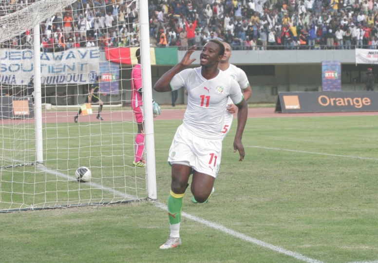 Dame sous le maillot des Lions du Sénégal