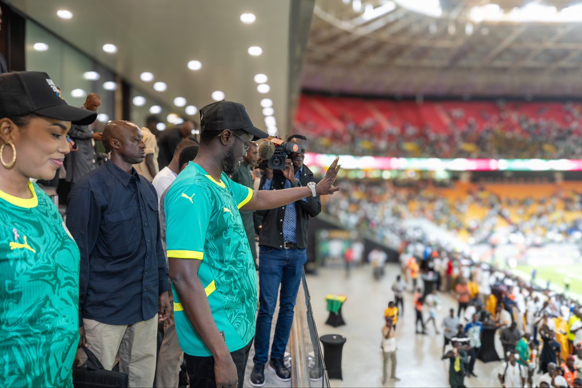 Le Président Diomaye et la Première Dame dans les gradins du Stade Abdoulaye Wade de Diamniadio