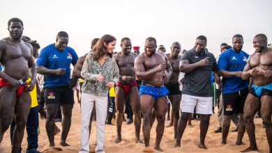 Le Roi des arènes Modou Lô offre un gala à l'Ambassadrice du Royaume Uni