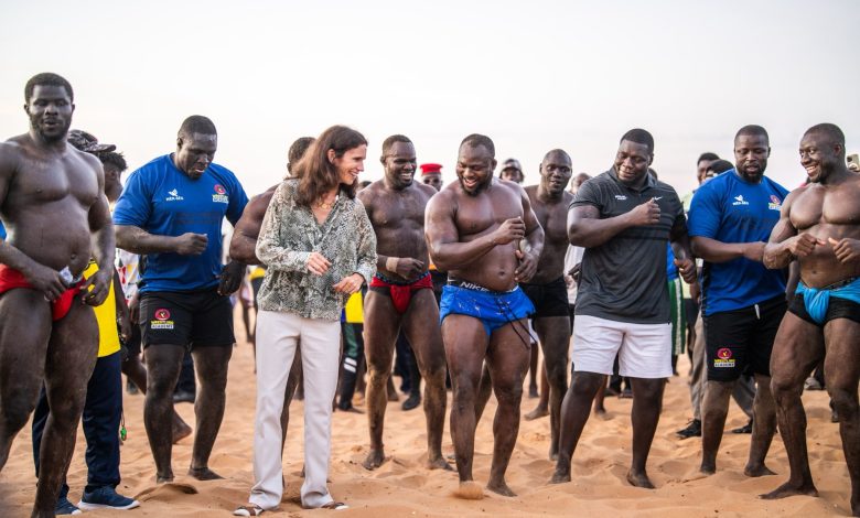 Le Roi des arènes Modou Lô offre un gala à l'Ambassadrice du Royaume Uni