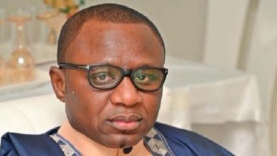 Badara Gadiaga, chroniqueur très suivi dans l'émission Jakaarlo de TFM, a bénéficié d'une liberté provisoire assortie du bracelet électronique