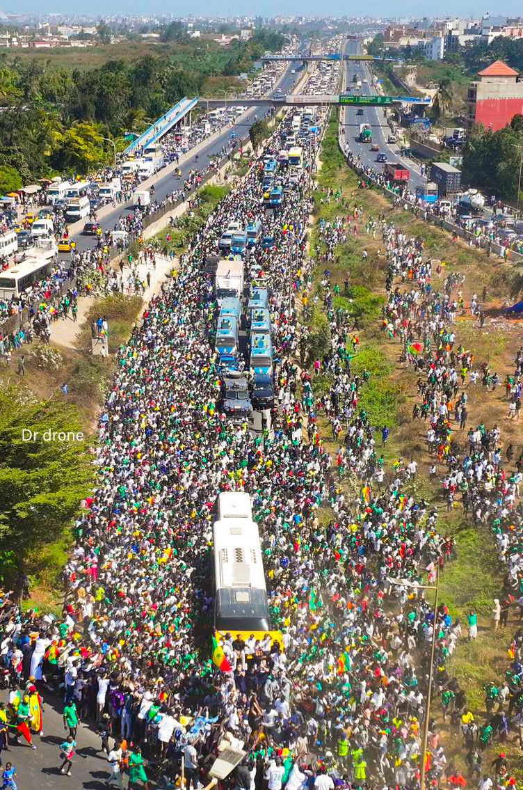 Champions d'Afrique 2025, les Lions ont regagné Dakar ce lundi soir et sont en train d'être célébrés par les Sénégalais.