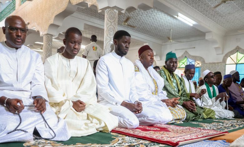 Président Diomaye poursuit sa tournée économique à Tambacounda et a prié ce vendredi aux côtés des populations