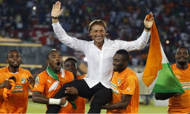 Hervé Renard porté en triomphe par les Eléphants lors du sacre de la Côte d'Ivoire en 2015