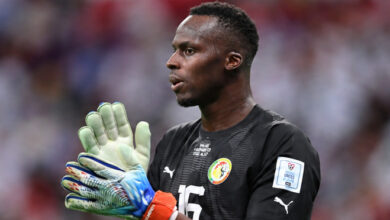 C’est une information exclusive de Taggat: Édouard Mendy va arrêter avec les Lions du Sénégal. Le portier aux 59 sélections, 2 fois champion d’Afrique (2021 et 2025) va bientôt annoncer sa retraite internationale, selon nos confrères. Le sociétaire de AL-Ahli FC (Saudi Pro League) a pris sa décision et a déjà informé le futur sélectionneur des Lions, Patrick Vieira, qui devrait être officiellement confirmé prochainement, nous apprend Taggat. Un coup dur pour le Sénégal qui va ainsi perdre un joueur qui s’est révélé important dans le dispositif de l’équipe nationale ces dernières années.