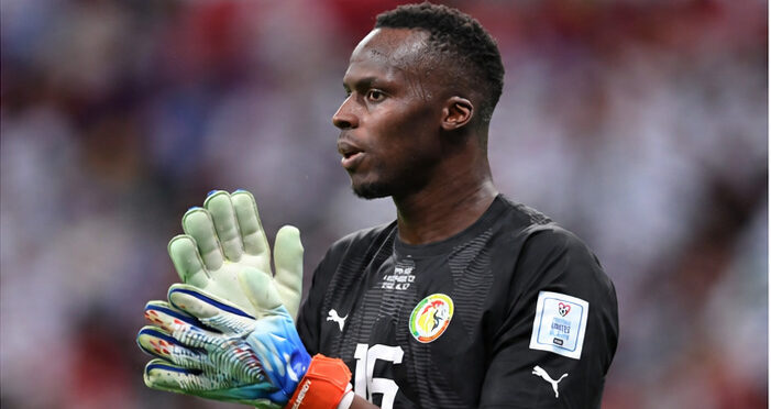 C’est une information exclusive de Taggat: Édouard Mendy va arrêter avec les Lions du Sénégal. Le portier aux 59 sélections, 2 fois champion d’Afrique (2021 et 2025) va bientôt annoncer sa retraite internationale, selon nos confrères. Le sociétaire de AL-Ahli FC (Saudi Pro League) a pris sa décision et a déjà informé le futur sélectionneur des Lions, Patrick Vieira, qui devrait être officiellement confirmé prochainement, nous apprend Taggat. Un coup dur pour le Sénégal qui va ainsi perdre un joueur qui s’est révélé important dans le dispositif de l’équipe nationale ces dernières années.